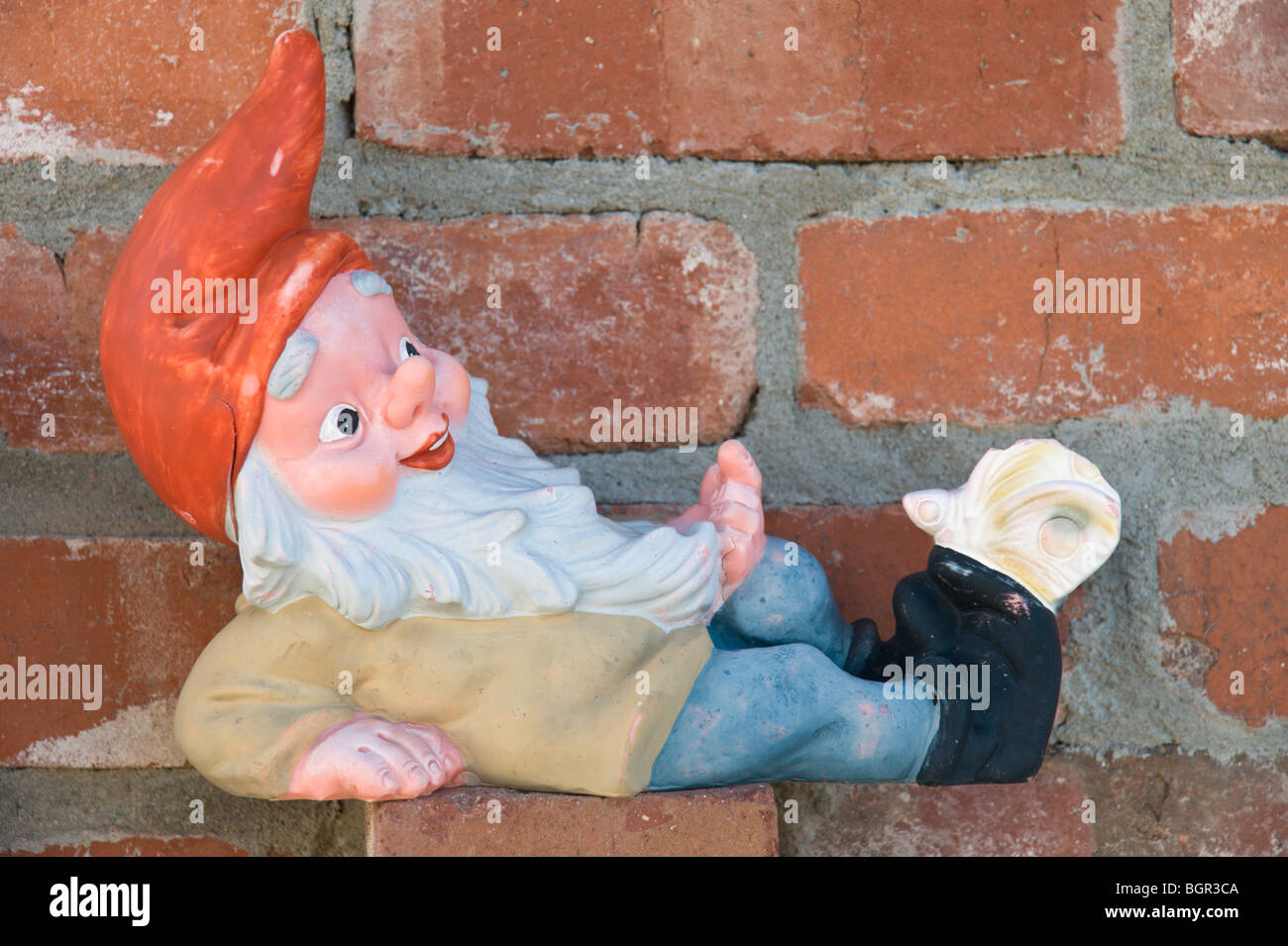 Un carattere piccolissima invita ad una lumaca strisciando sulla sua scarpa, Carrizozo, Nuovo Messico. Foto Stock