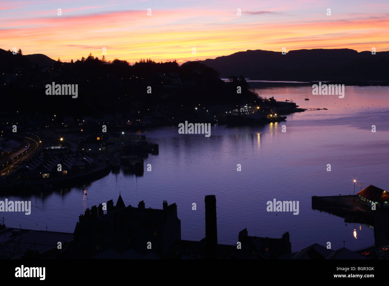 Tramonto sul porto di Oban, Oban (Argyll, Scozia) vista da McCaig's Towet Foto Stock