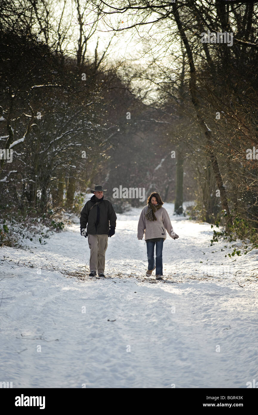 Un giovane a piedi lungo una coperta di neve sul sentiero a Cors Caron riserva naturale, il Galles centrale, gennaio 2010, Ceredigion, Wales, Regno Unito Foto Stock