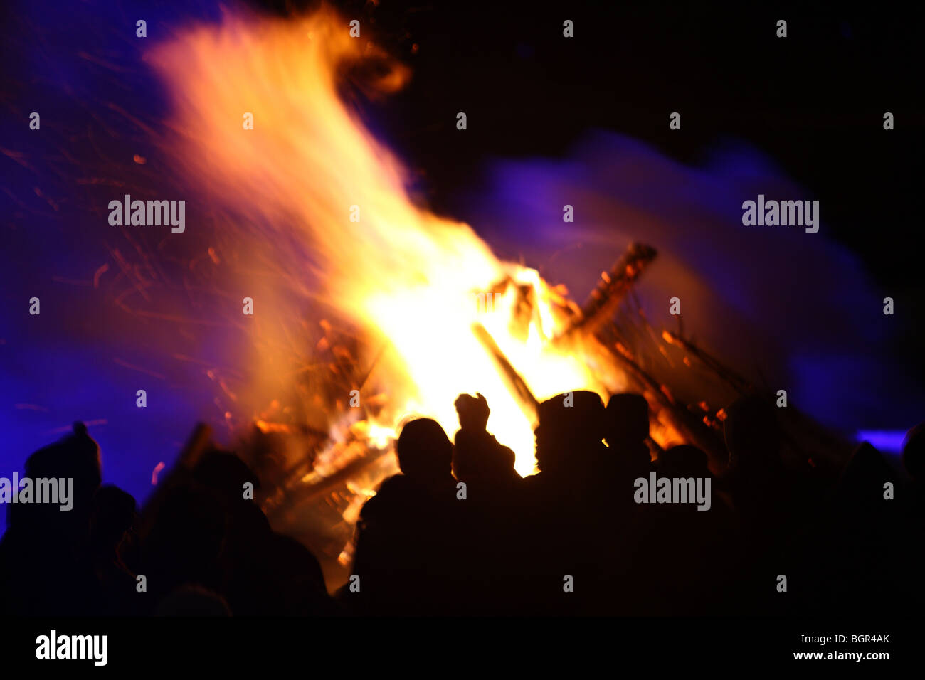 La gente di fronte ad un grande campo di fuoco, Essen, NRW, Germania Foto Stock