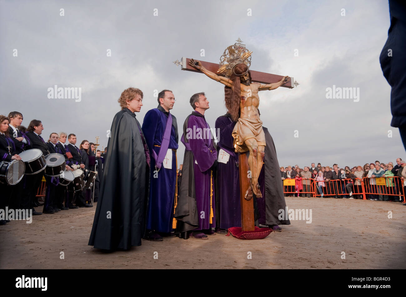 L'immagine di Cristo sulla croce è presa sulla processione a mare di preghiere per la perdita dei pescatori. Spiaggia di Valencia, Spagna Foto Stock