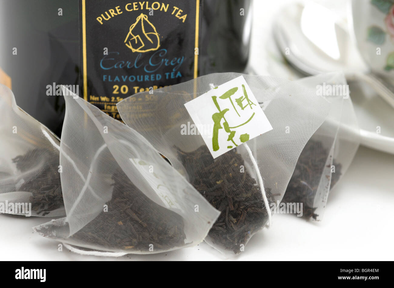 Teabags nero con foglie di tè Foto Stock