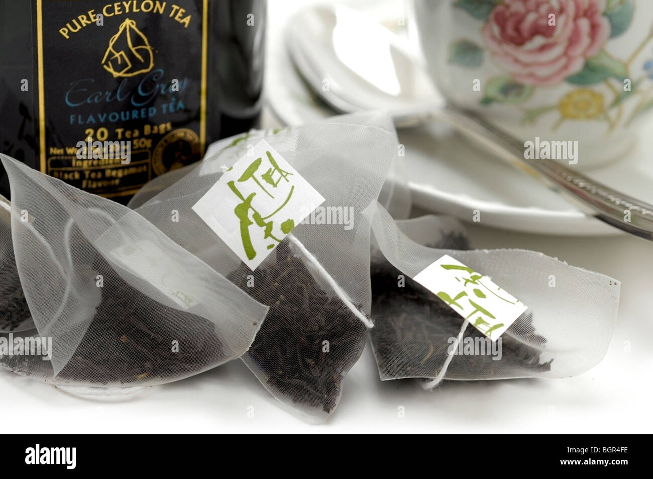 Teabags nero con foglie di tè Foto Stock