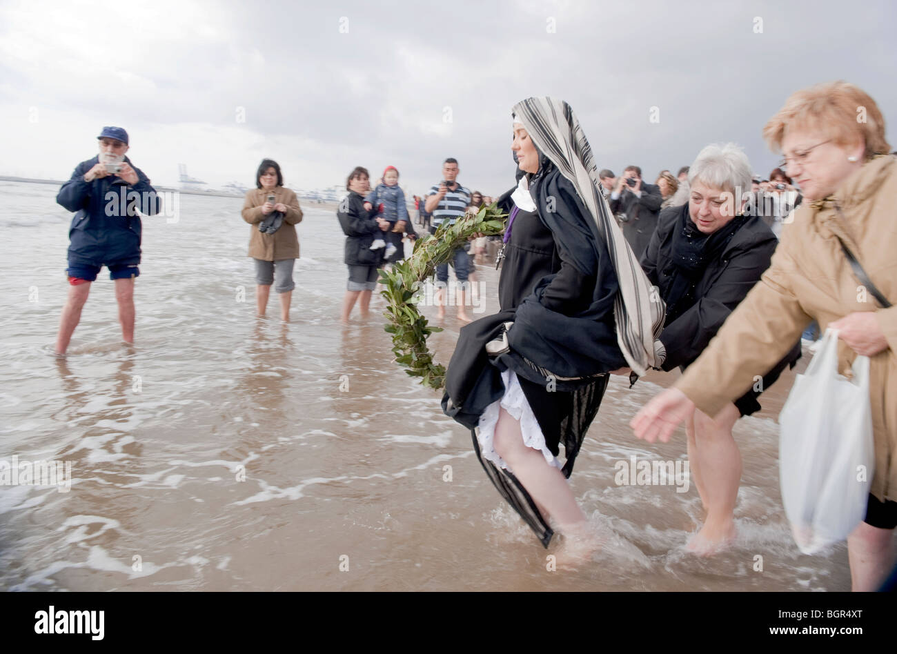 Vergine Maria getta una corona di alloro in memoria di suo figlio morto, Gesù. La Santa Pasqua celebrazione in El Cabanyal, Valencia, Spagna Foto Stock