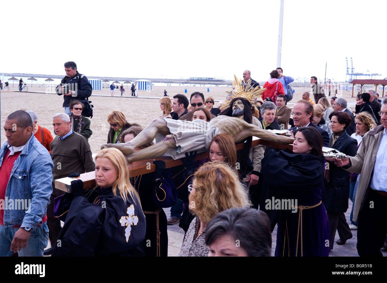 Processione della santa Pasqua a El Cabanyal, Valencia, Spagna. Le donne portano l immagine di Gesù sulla Croce dal mare. Foto Stock