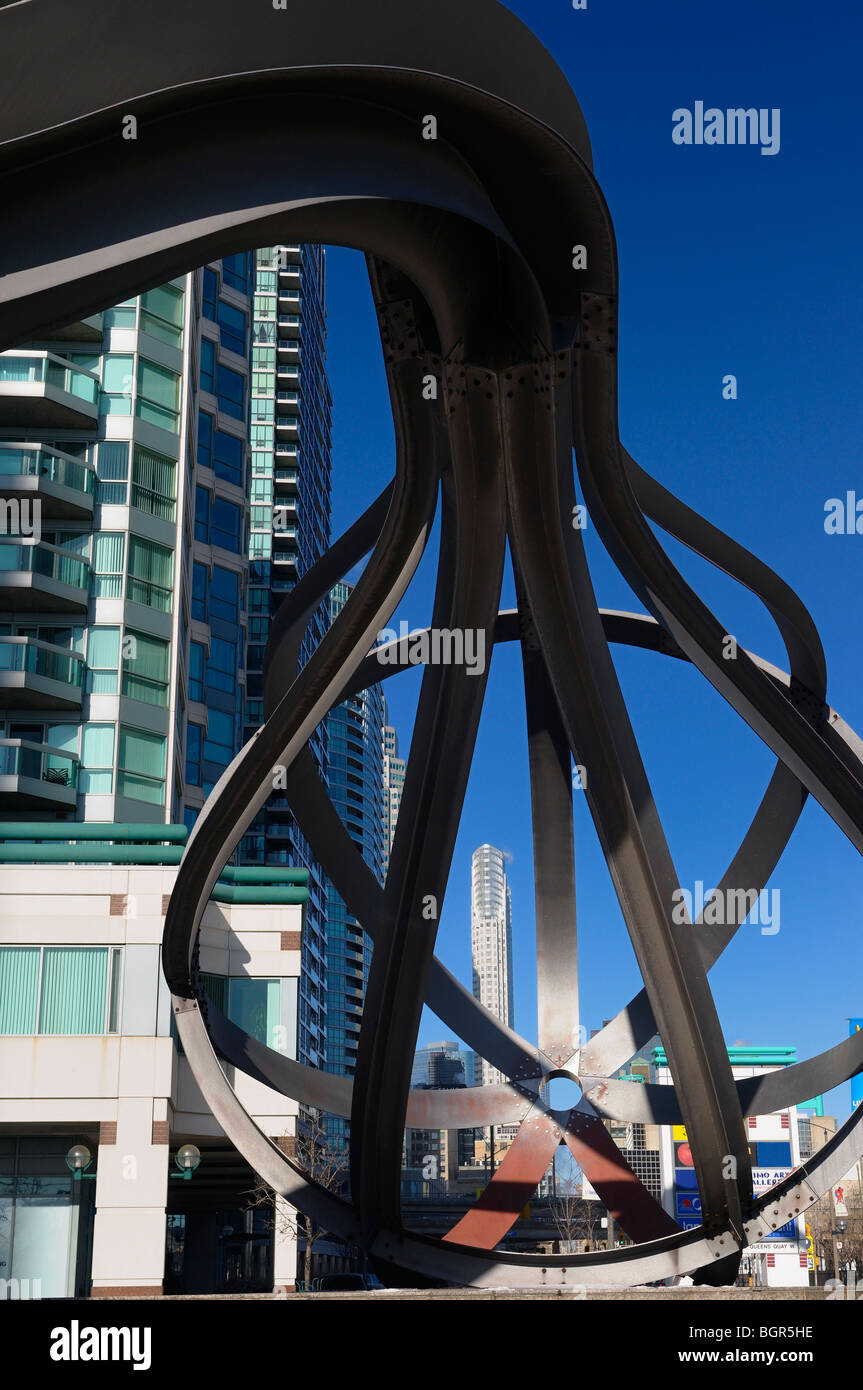 Eggbeater scultura a uno Yonge Street Toronto con highrise edifici Foto Stock