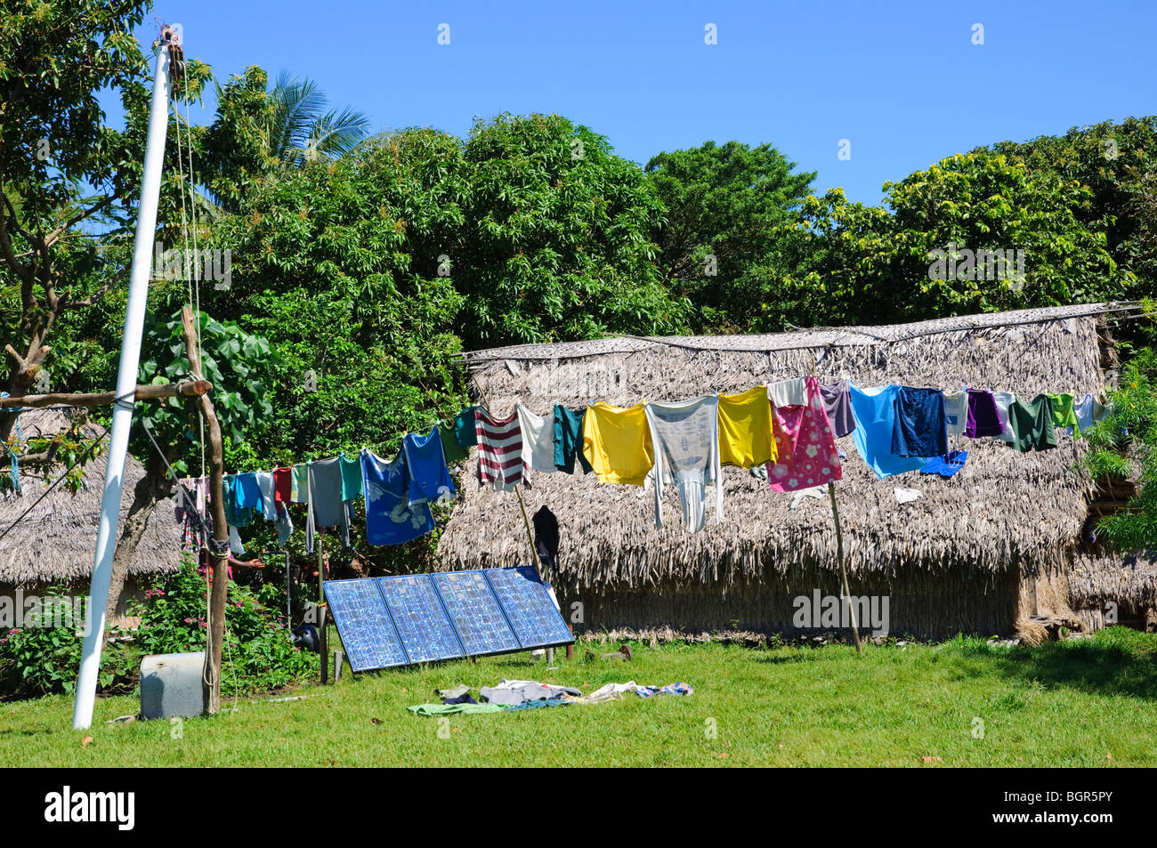 Pannelli solari power un villaggio in Vanuatu, South Pacific. Foto Stock