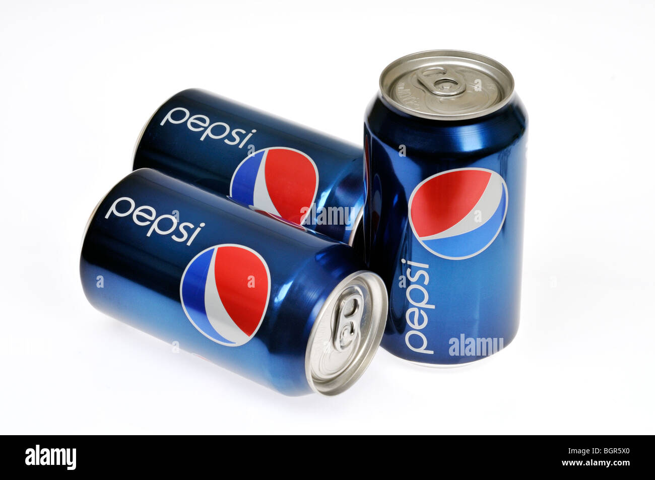3 lattine di Pepsi soft drink stagliano su sfondo bianco Foto Stock