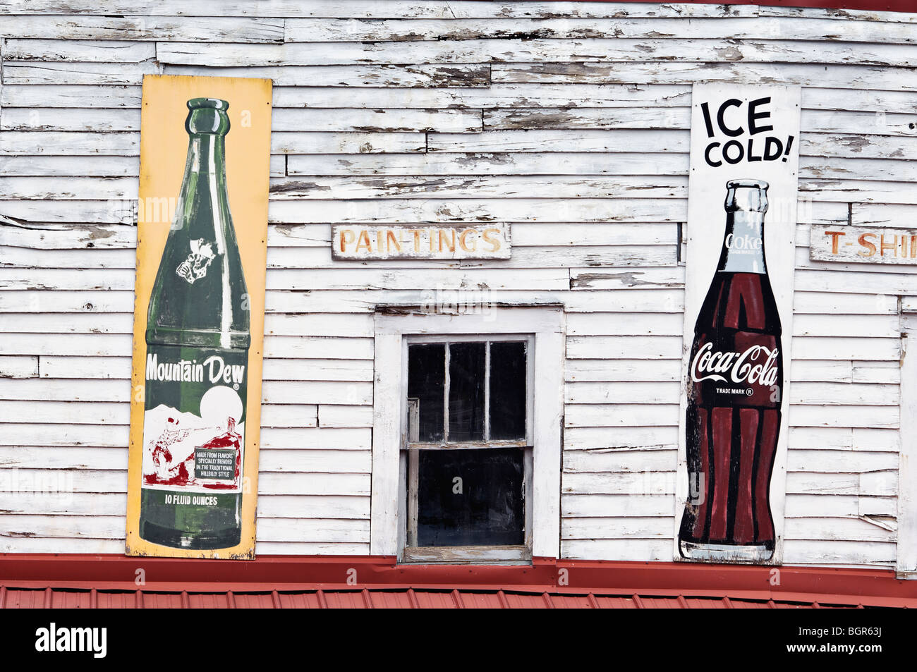 Vecchi Rifugi di montagna e Coca Cola segni sulla Valle dei tre forcelle antichi e negozio di articoli da regalo in Pall Mall, Tennessee Foto Stock