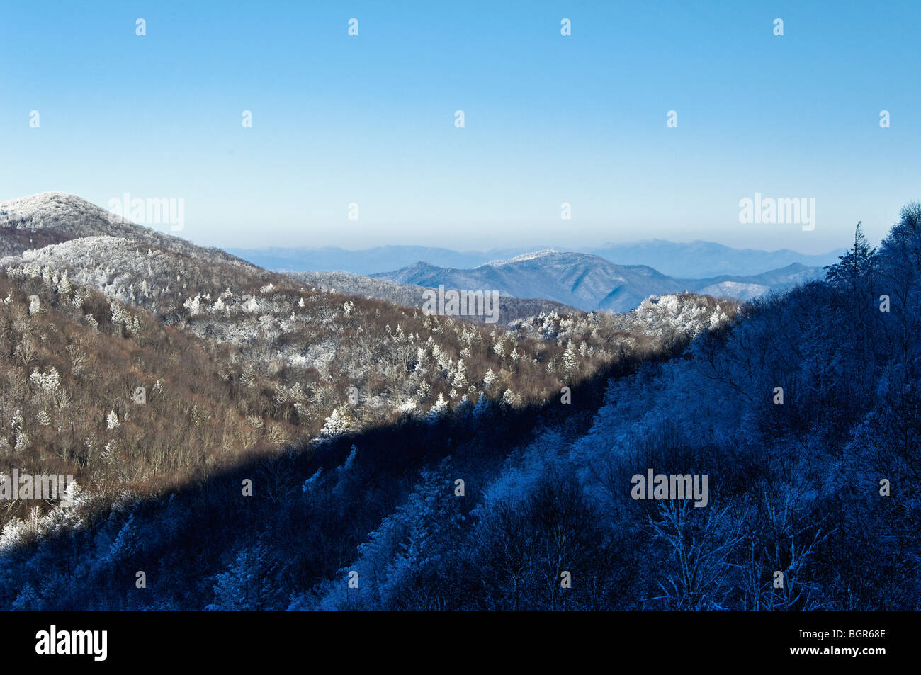 Vista della neve sulle montagne dal Cherohala Skyway in Nantahala Foresta Nazionale nella contea di Graham, Carolina del Nord Foto Stock