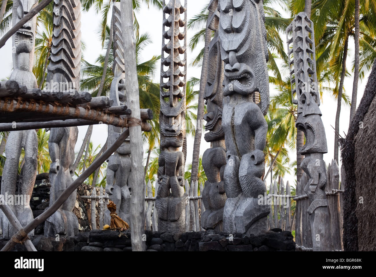 Tiki statue del Pu'uhonua o Honaunau (luogo di rifugio) sulla Big Island delle Hawaii Foto Stock
