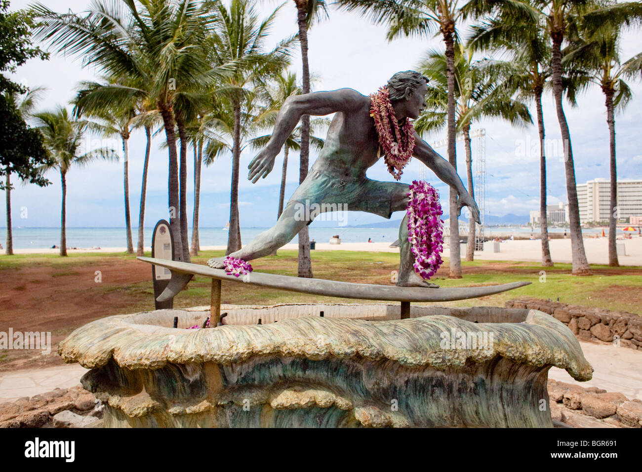 Un bronzo Satue di Duke Kahanamoku (l'uomo che popularized surf al mondo) sulla spiaggia di Waikiki Beach, Hawaii Foto Stock