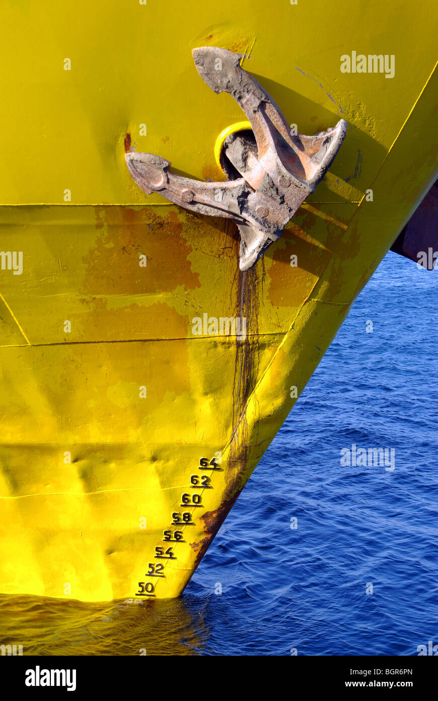 Close up del dispositivo di ancoraggio su ammaccato martoriato di prua in acciaio del vecchio cargo freighter nave al dockside Turchia Asia Foto Stock
