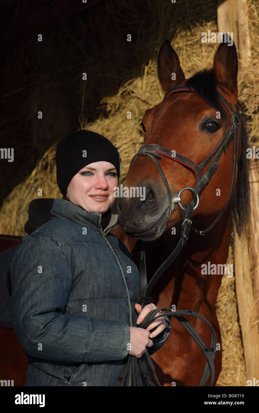 Giovane donna con cavallo Foto Stock