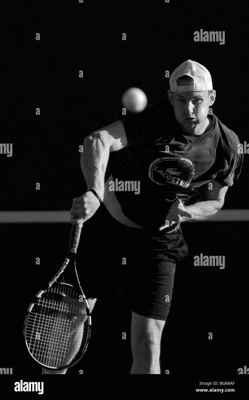 Andy Roddick pratiche il suo servire al 2009 Indian Wells BNP aperto. Foto Stock