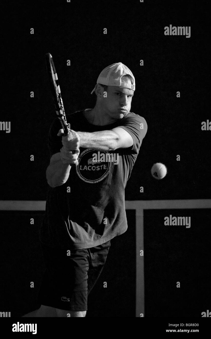 Andy Roddick colpi di rovescio durante la pratica al 2009 Indian Wells BNP aperto. Foto Stock