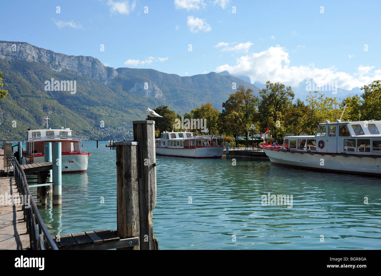Fiume al lago di Annecy in alpine Haute Savoie, Rhone Alpes regione della Francia. Foto Stock