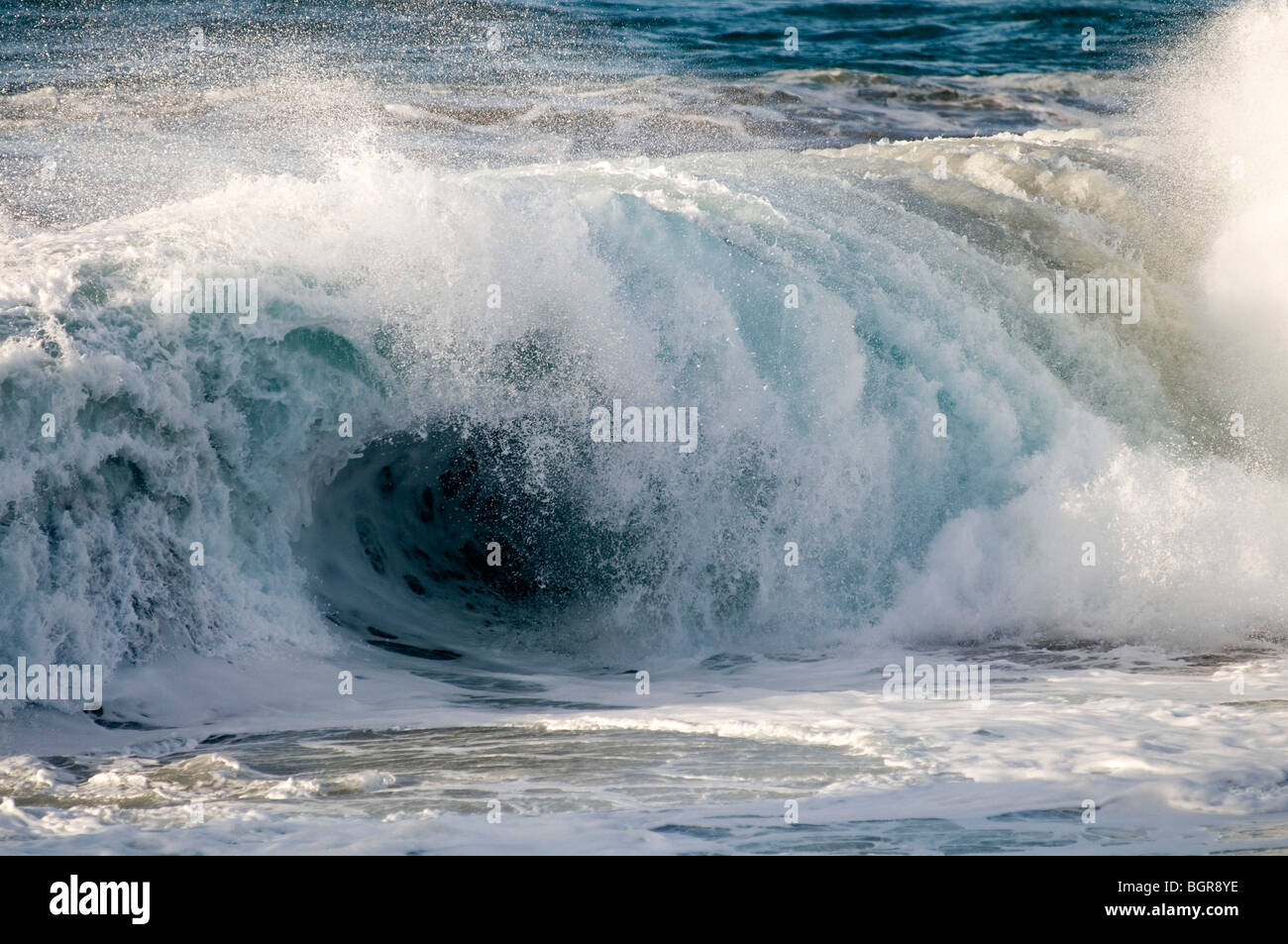 Onda di mare mosso i cavalli bianchi navigare navigare rulli atlantico crash di schiantarsi acqua mare mare blu spray Surf Fuerteventura c Foto Stock