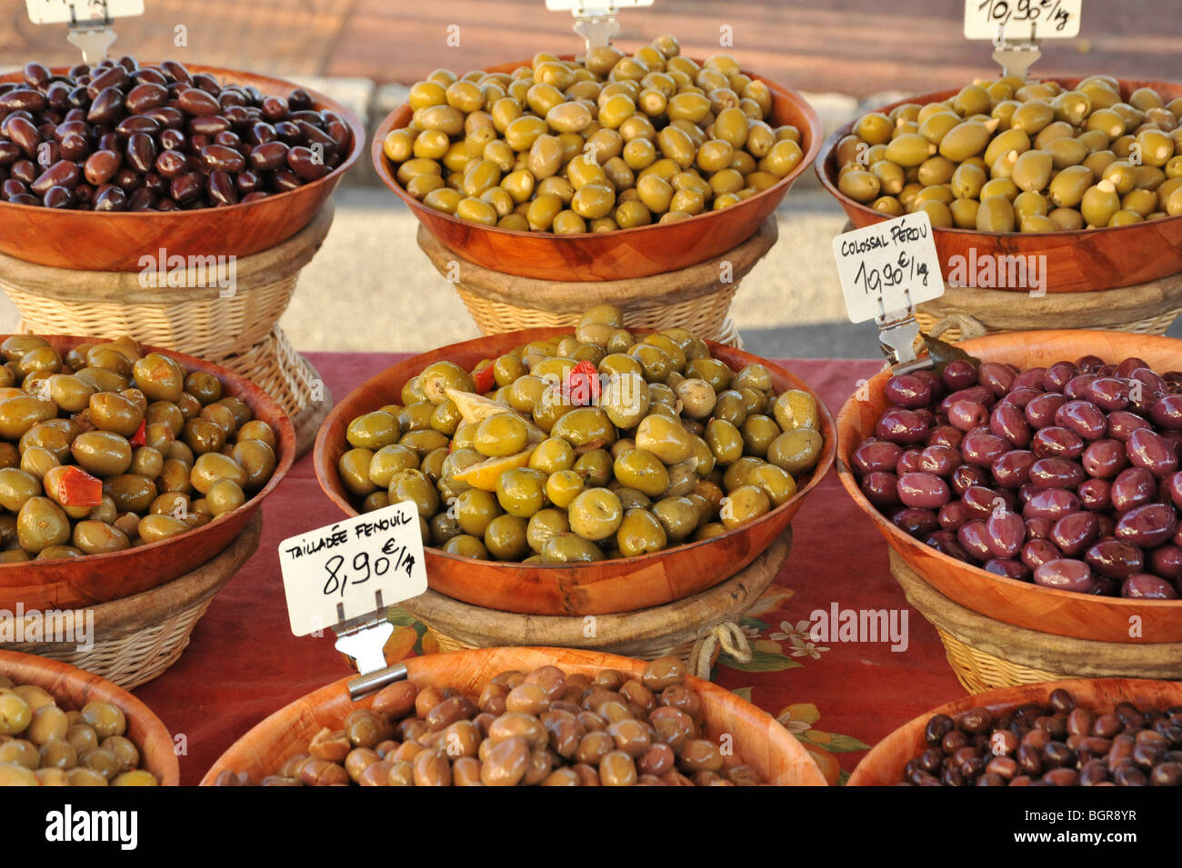 Diversi tipi di olive per la vendita in un francese street market Foto Stock