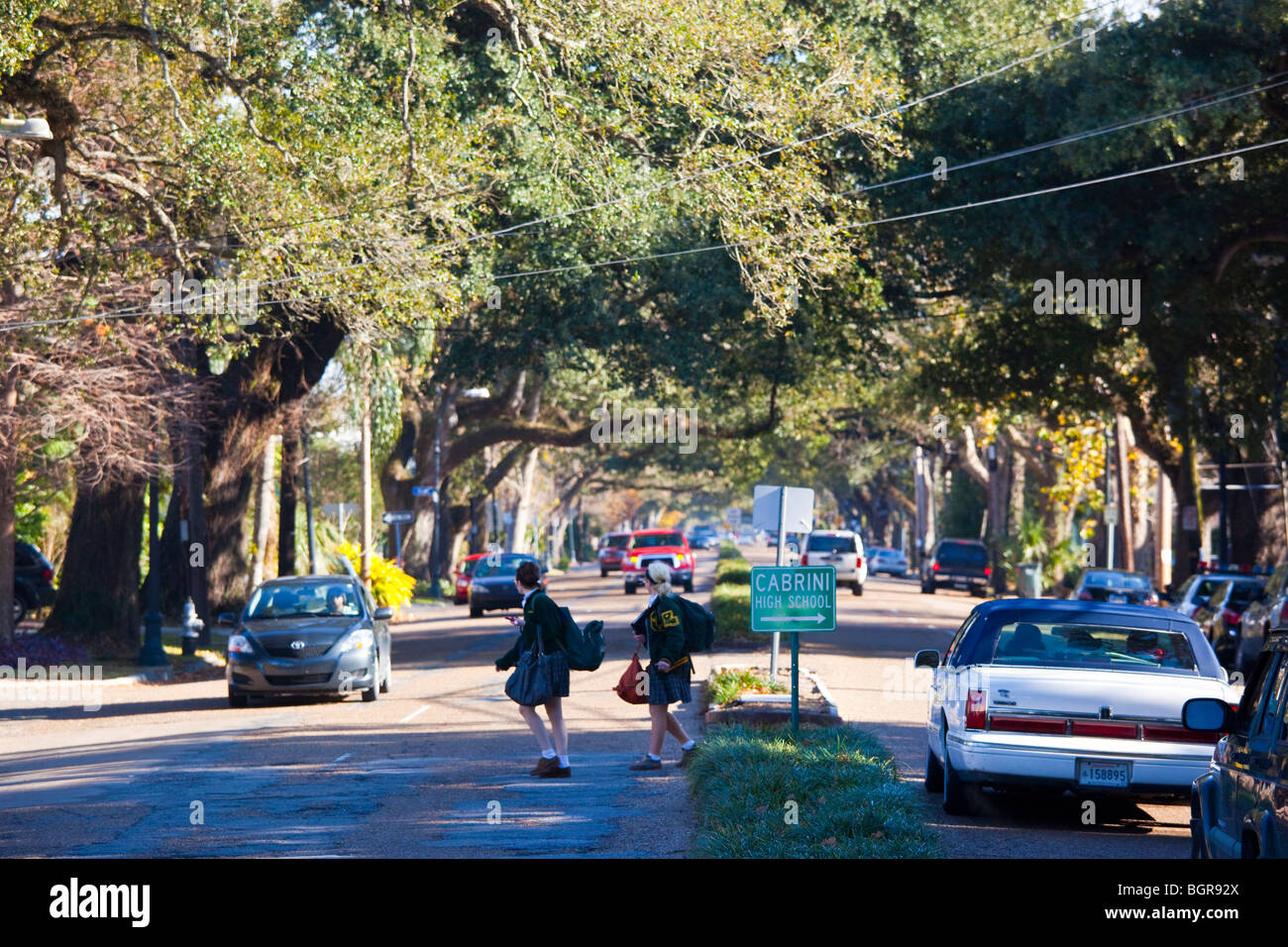 Alta scuola ragazze attraversare una strada di New Orleans, LA Foto Stock