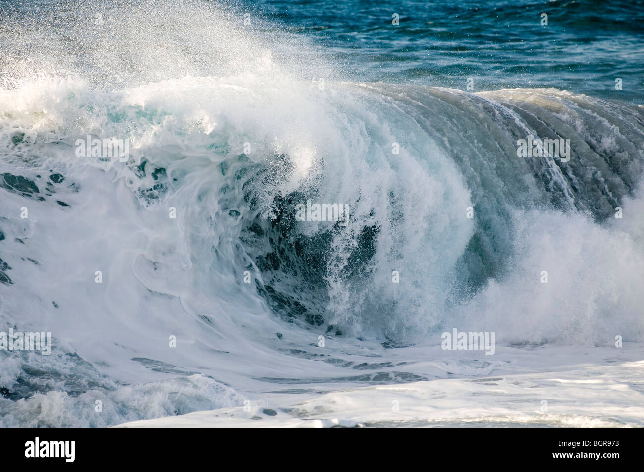 Onda di mare mosso i cavalli bianchi navigare navigare rulli atlantico crash di schiantarsi acqua mare mare blu spray Surf Fuerteventura c Foto Stock