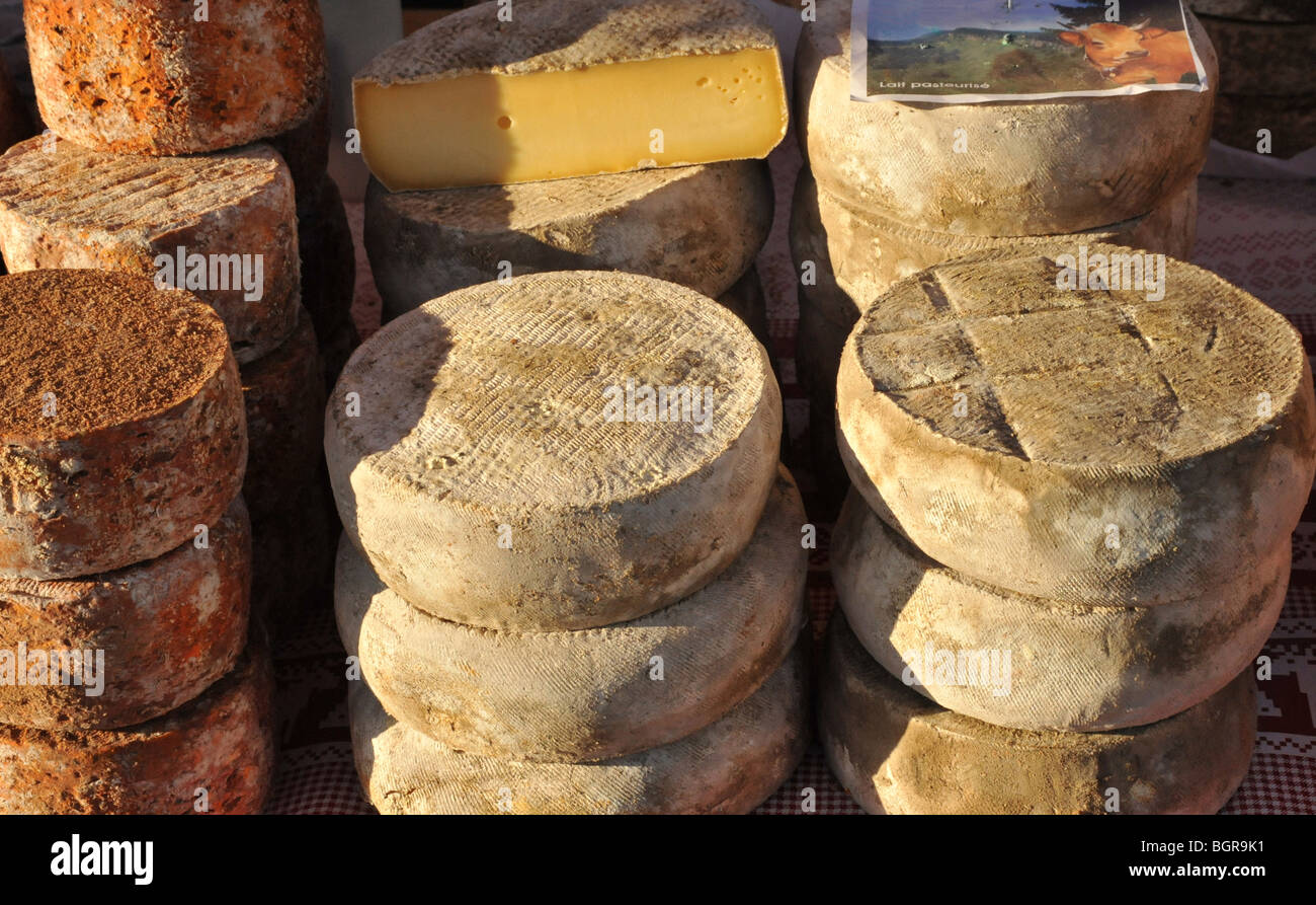 Formaggio fresco per la vendita in un francese street market Foto Stock