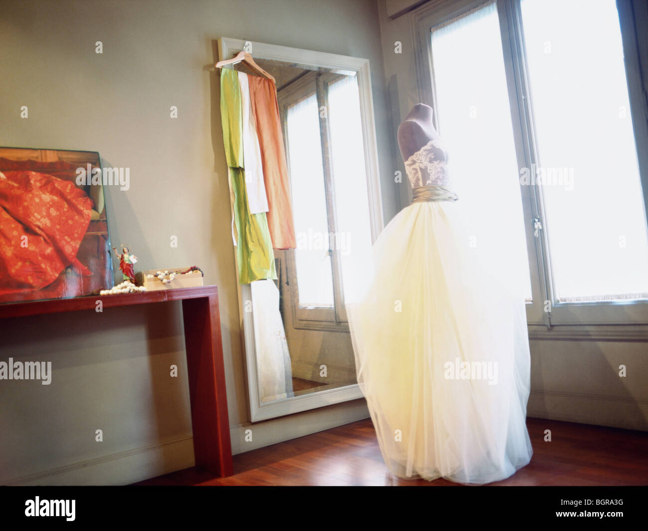 Un weddingdress davanti a uno specchio Foto Stock