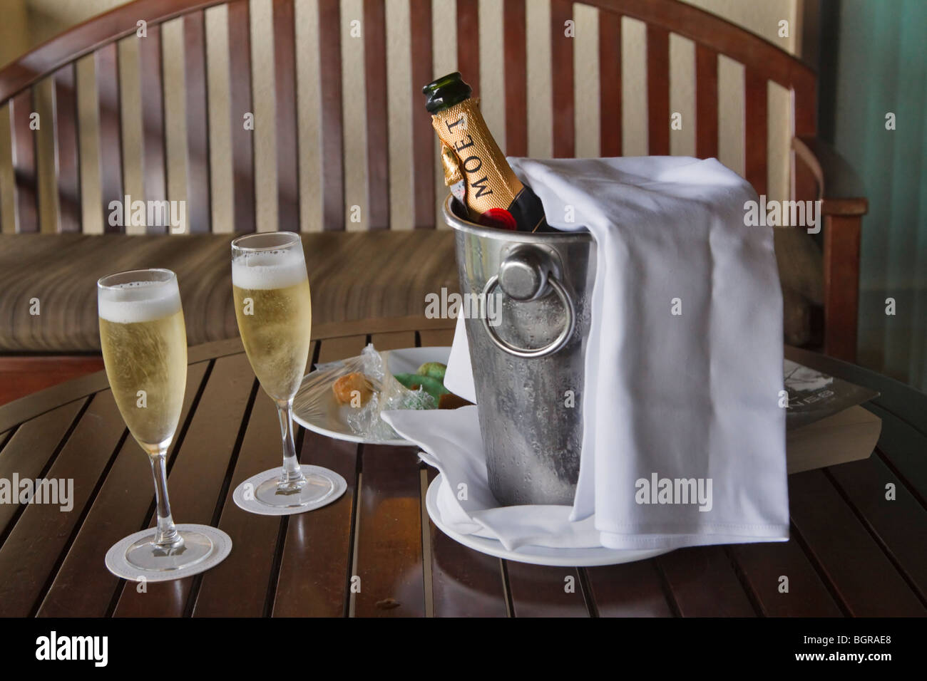 Una benna con Moët et Chandon champagne e due bicchieri pieni Foto stock -  Alamy