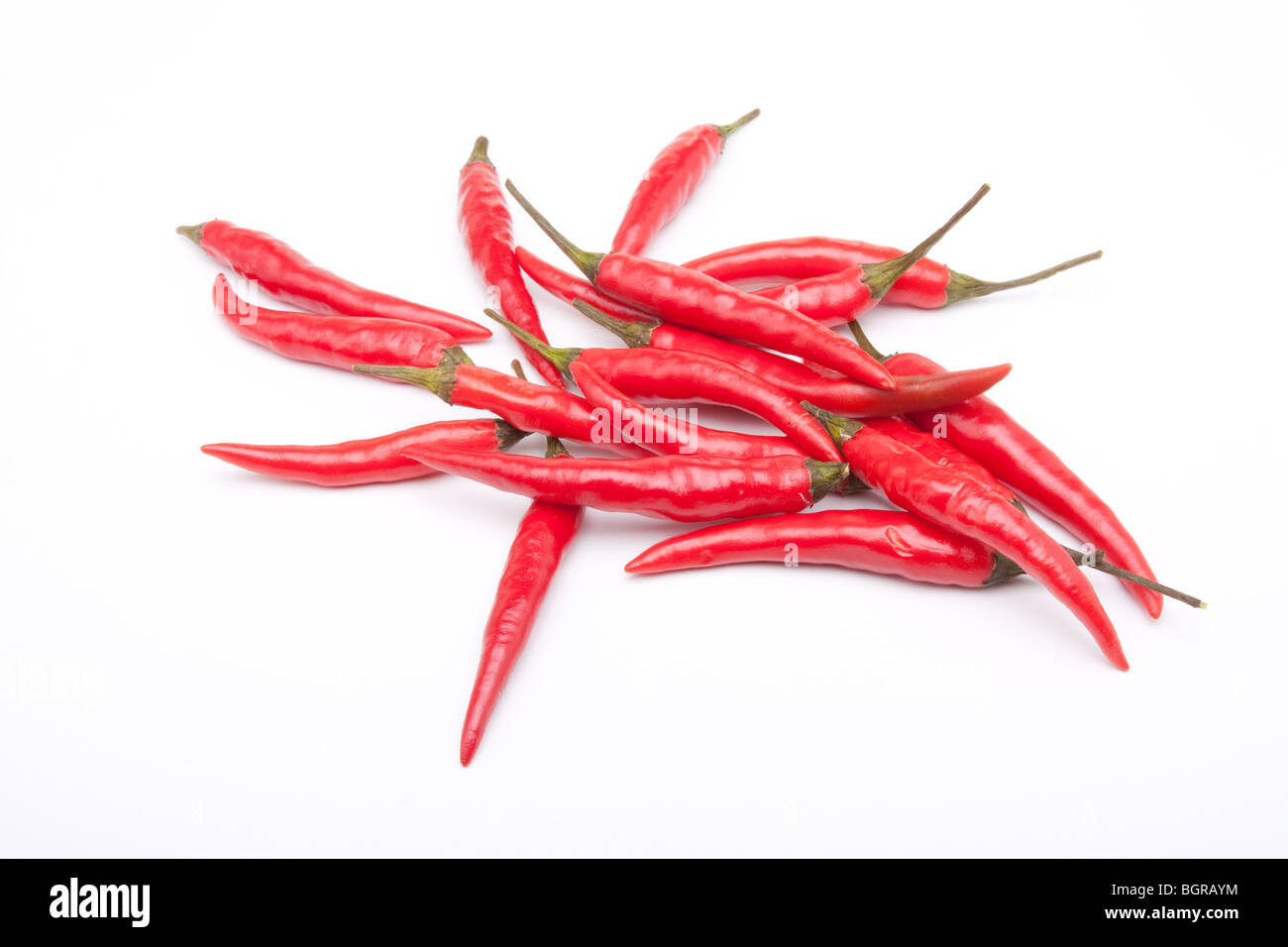 Un gruppo di red hot chili peppers contro uno sfondo bianco dal basso punto di vista. Foto Stock