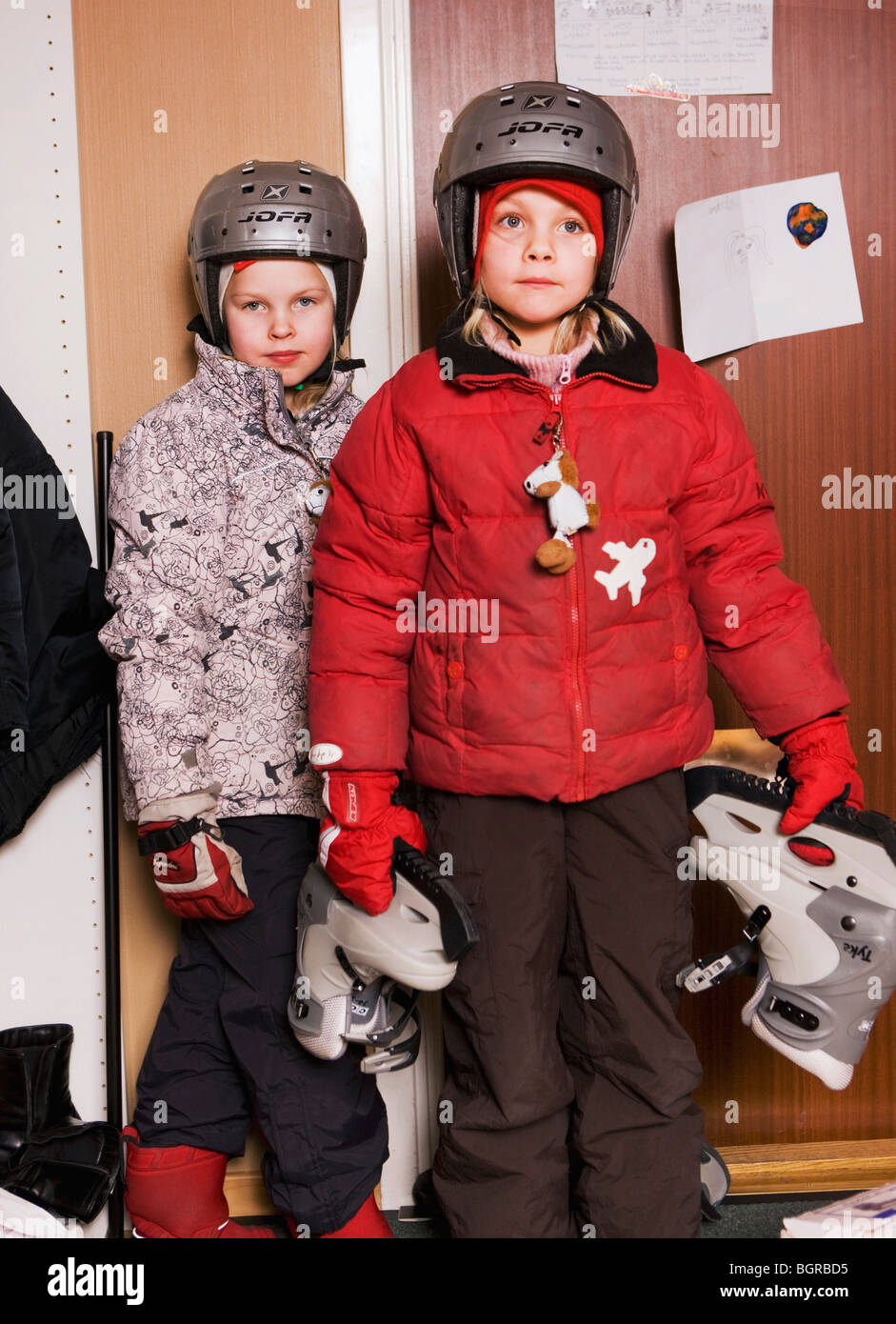 I bambini con abbigliamento invernale in una hall, Svezia. Foto Stock