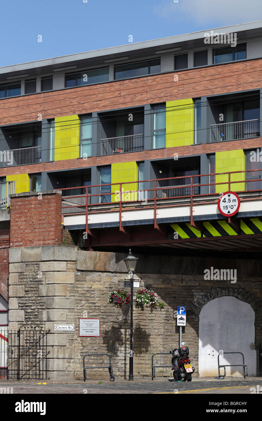 Facciata sud del Crown Street edifici con ponte ferroviario, visto dalle chiamate Foto Stock