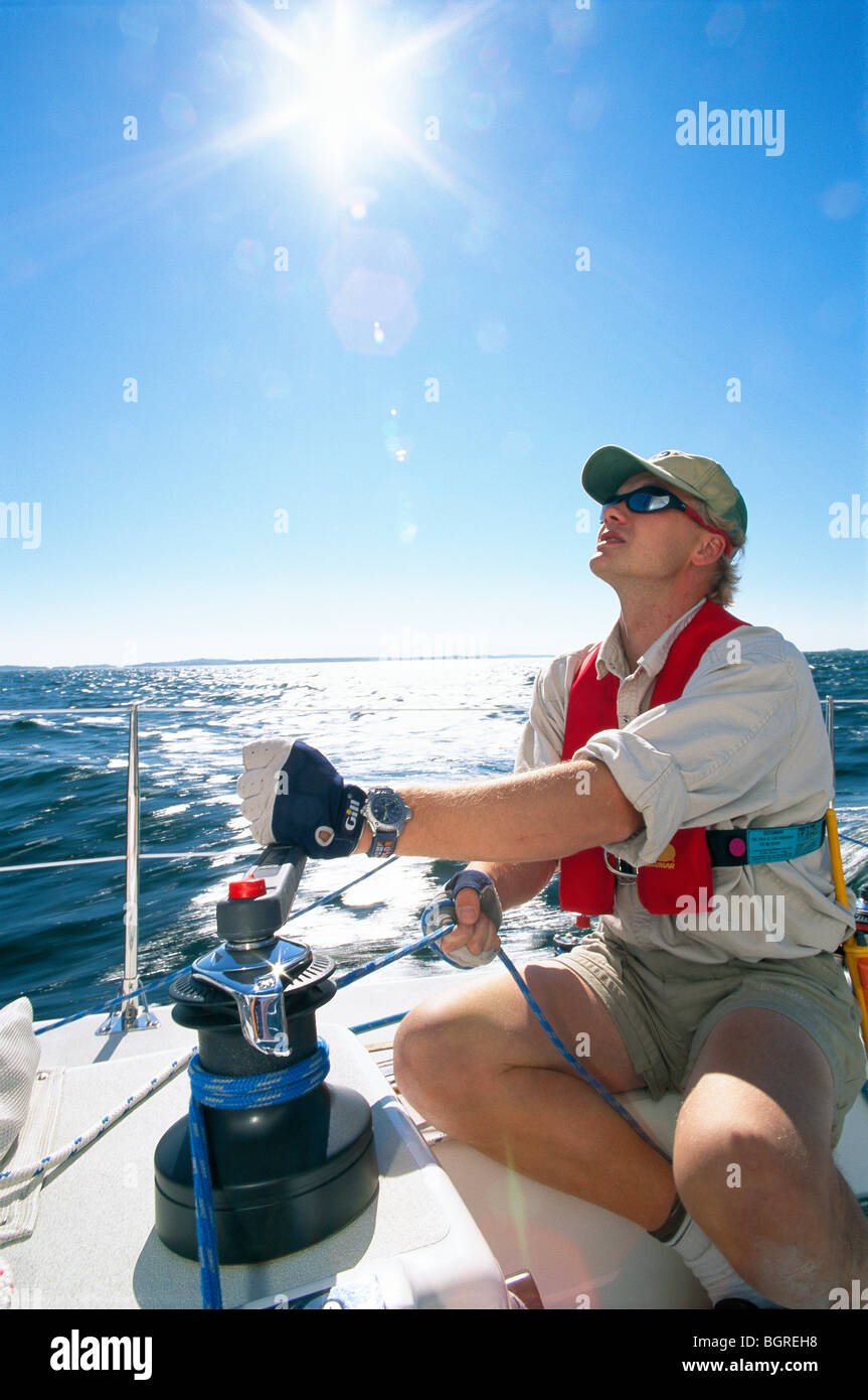 Un uomo su una barca a vela in mare del Mar Baltico. Foto Stock