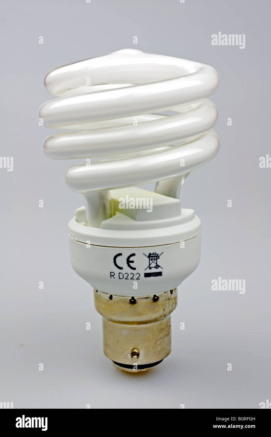 Una spirale di luce a risparmio energetico la lampadina su sfondo bianco Foto Stock