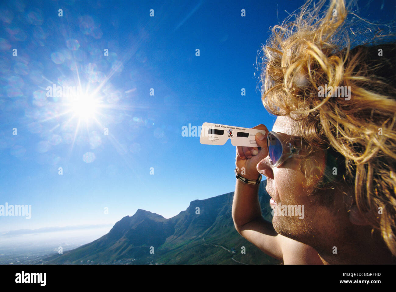 Uomo che guarda un eclissi solare, Sud Africa. Foto Stock