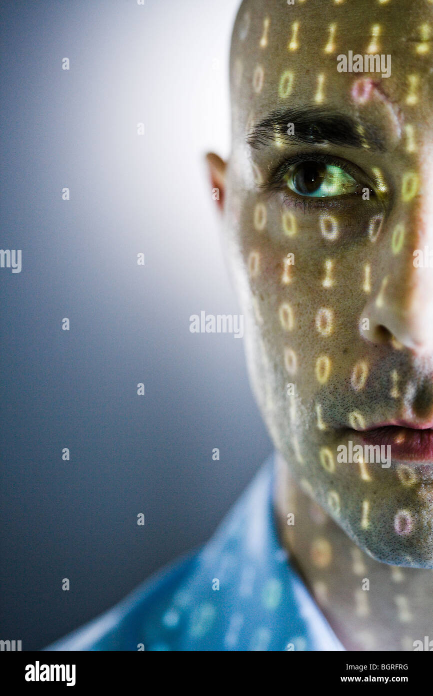 Close-up di un uomo con numeri digitali si riflette sul suo volto. Foto Stock