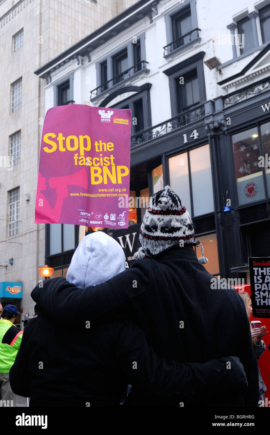 I membri di unirsi contro il fascismo e il lavoratore socialista assistere ad una dimostrazione in Liverpool Foto Stock