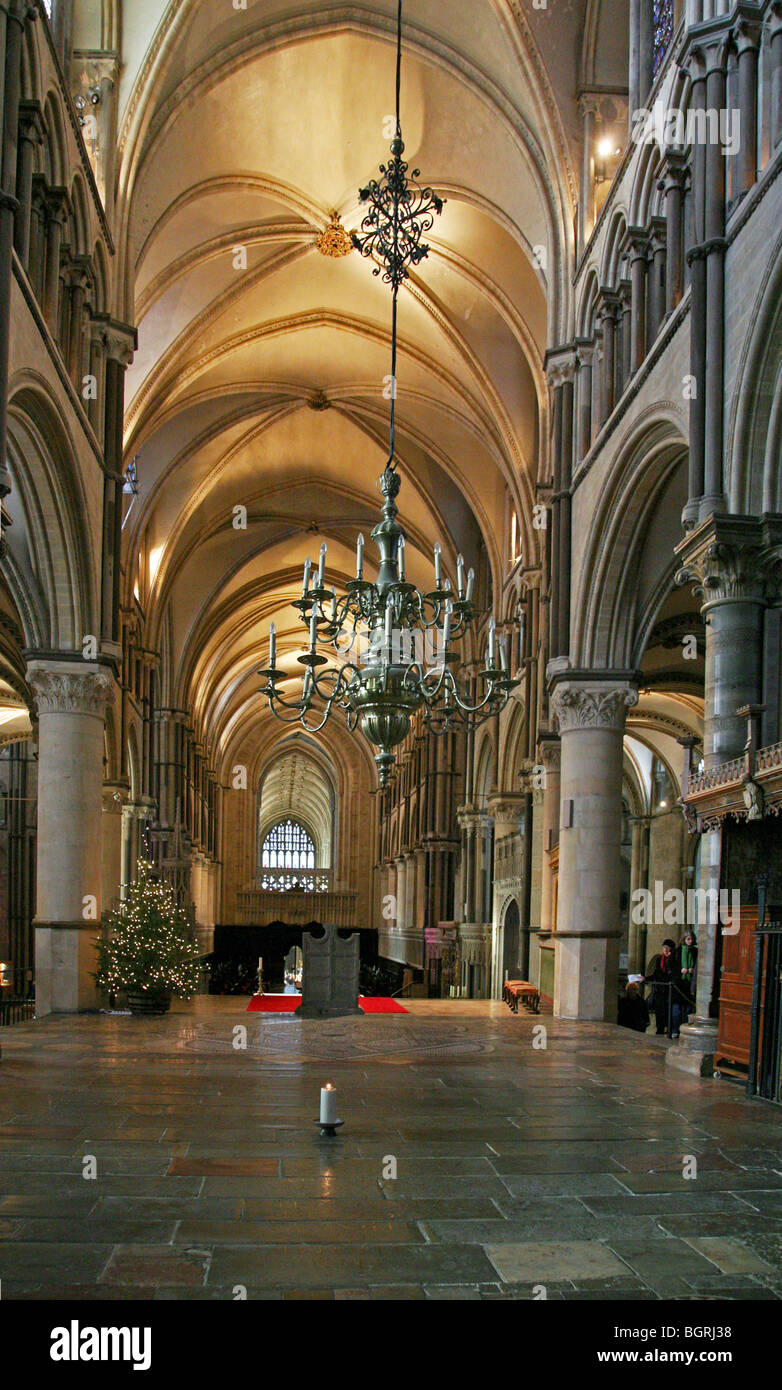 La trinità cappella nella Cattedrale di Canterbury, guardando ad ovest. La candela segna il sito di San Tommaso Becket il santuario Foto Stock