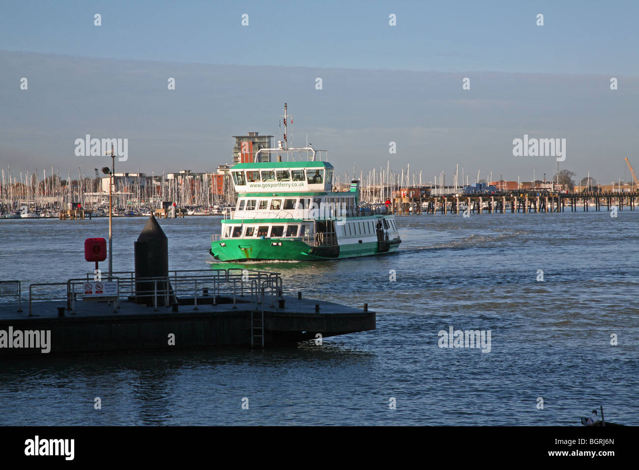 Gosport traghetto in arrivo al porto di Portsmouth Foto Stock