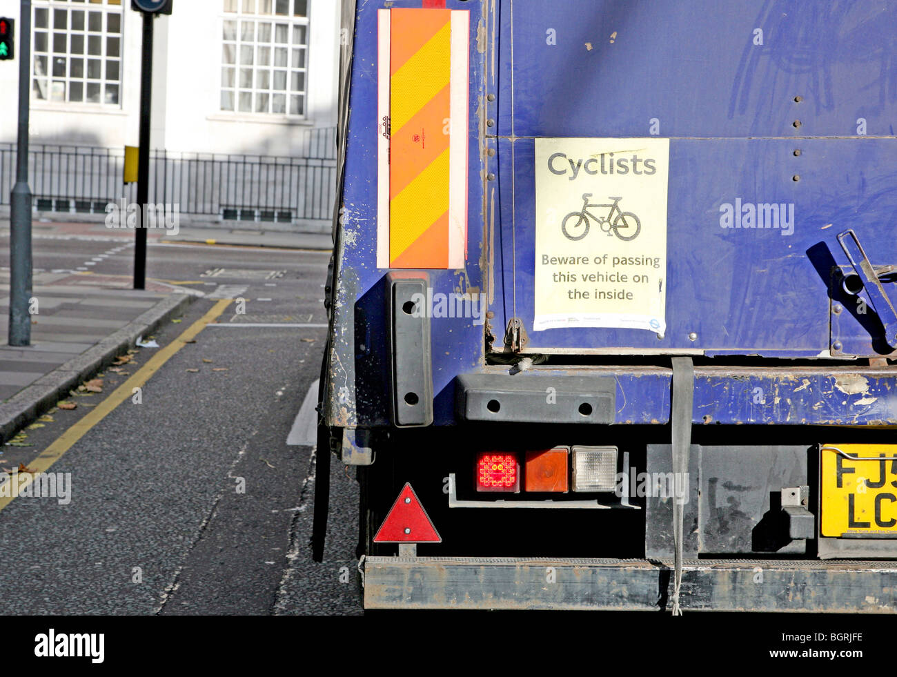 I ciclisti segno di avvertimento sul retro del camion, Londra Foto Stock