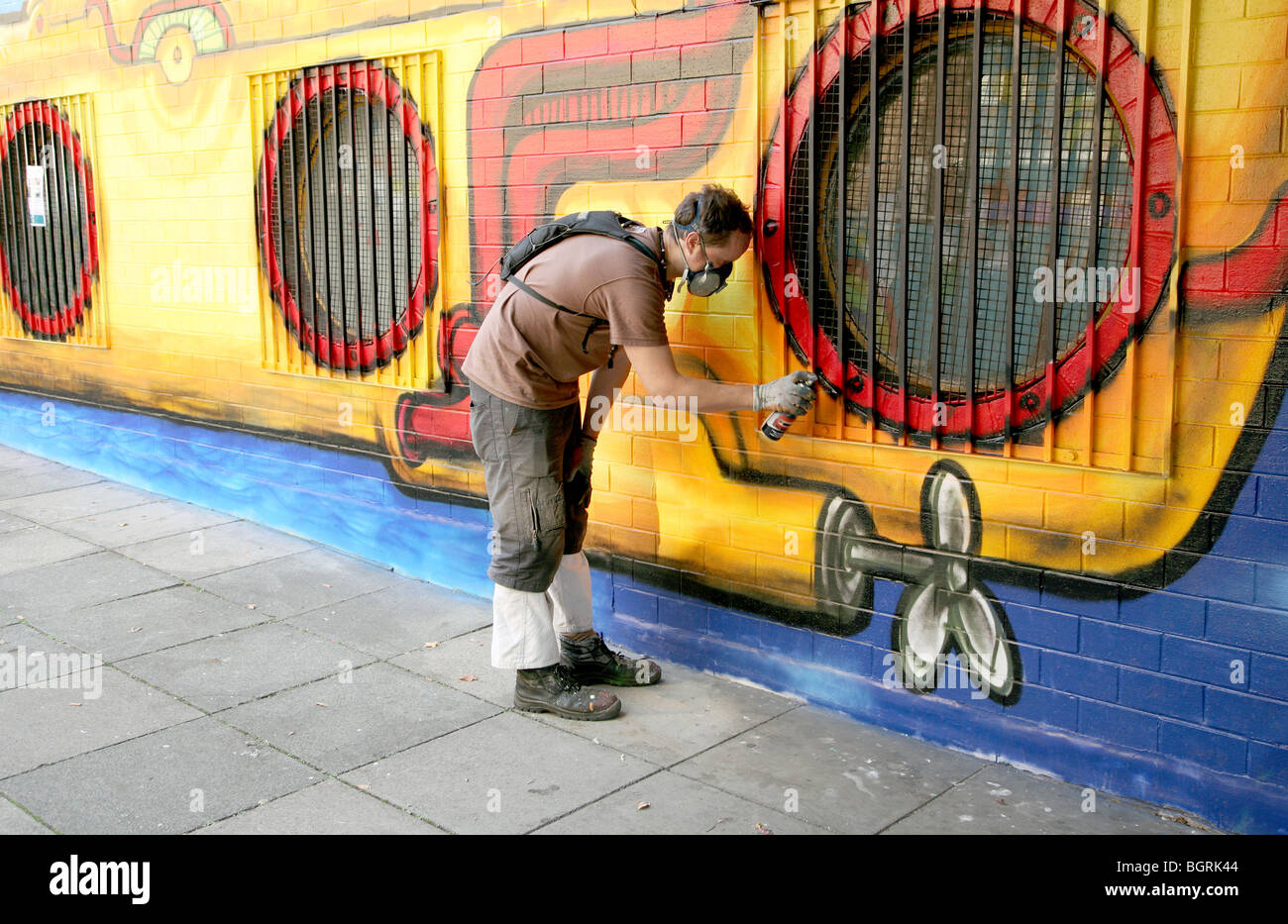 Artista lavora sul murale nel sud di Londra Foto Stock