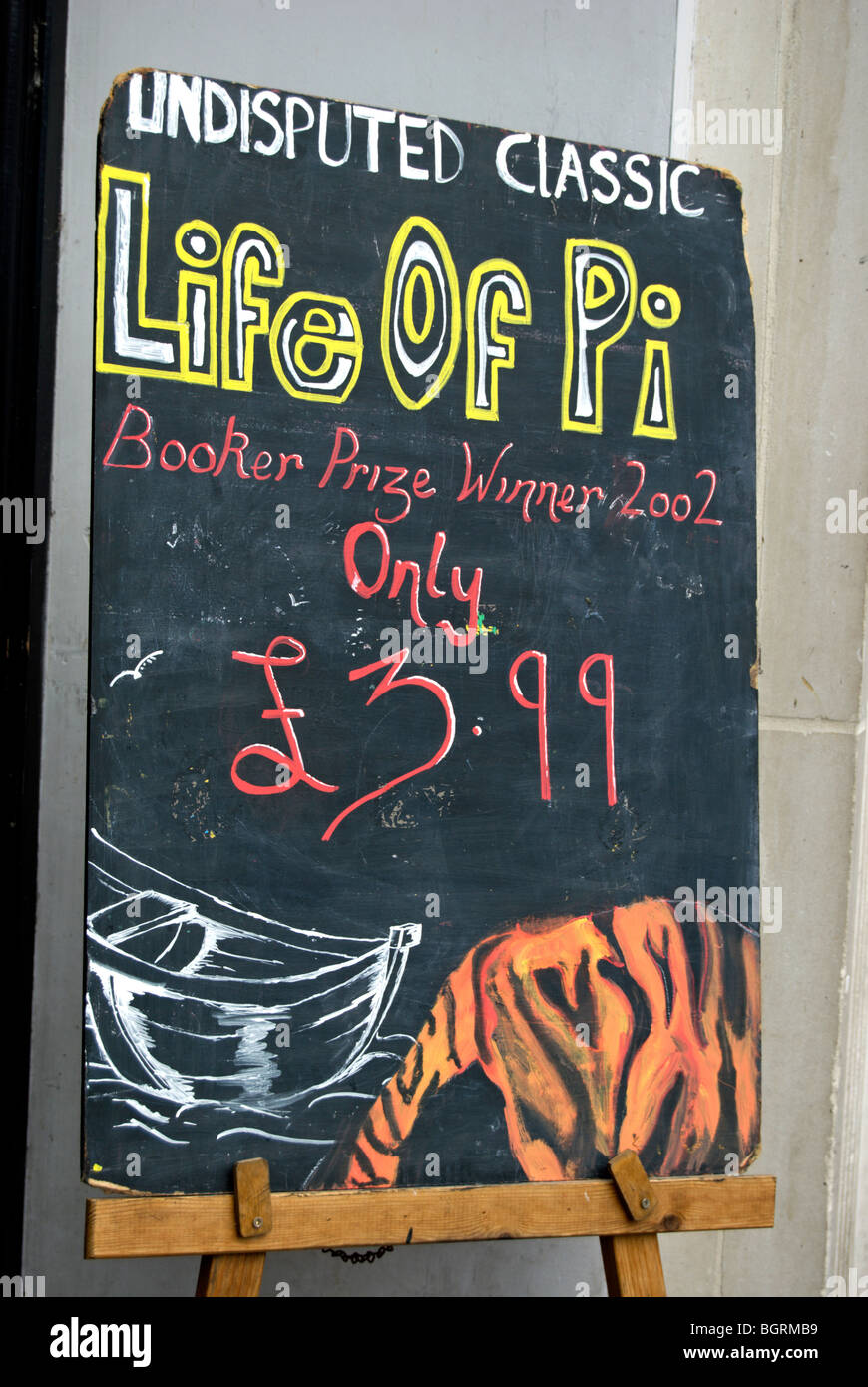 Blackboard al di fuori di un bookshop pubblicità il romanzo vita di pi ad un prezzo scontato, a Kingston upon Thames Surrey, Inghilterra Foto Stock