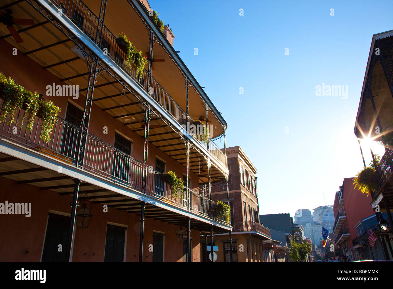 Bourbon Street nel Quartiere Francese di New Orleans Foto Stock