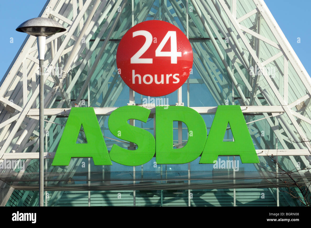 Branding su il negozio di fronte entrata principale per un aperto 24 ore superstore Foto Stock