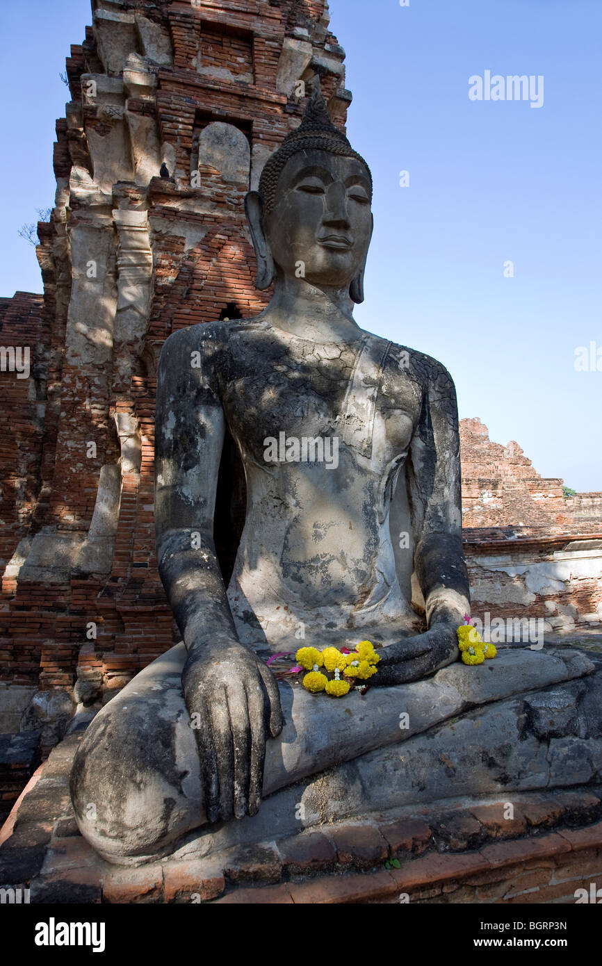 Statua del Buddha e la ghirlanda di fiori che offre. Wat Mahathat. Al parco storico di Ayutthaya. Della Thailandia Foto Stock
