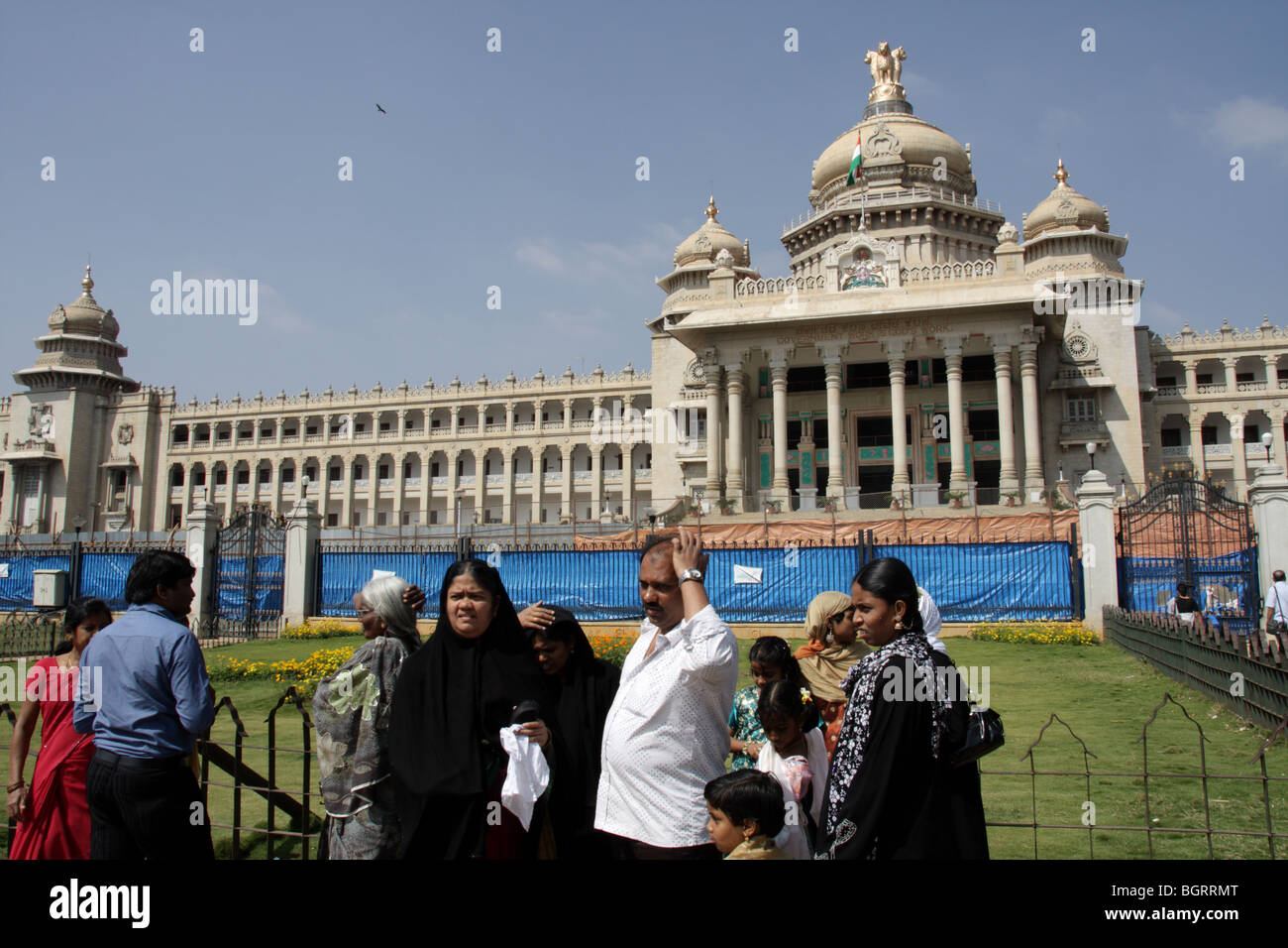 I turisti di fronte il Vidhan Soudha, Bangalore Foto Stock