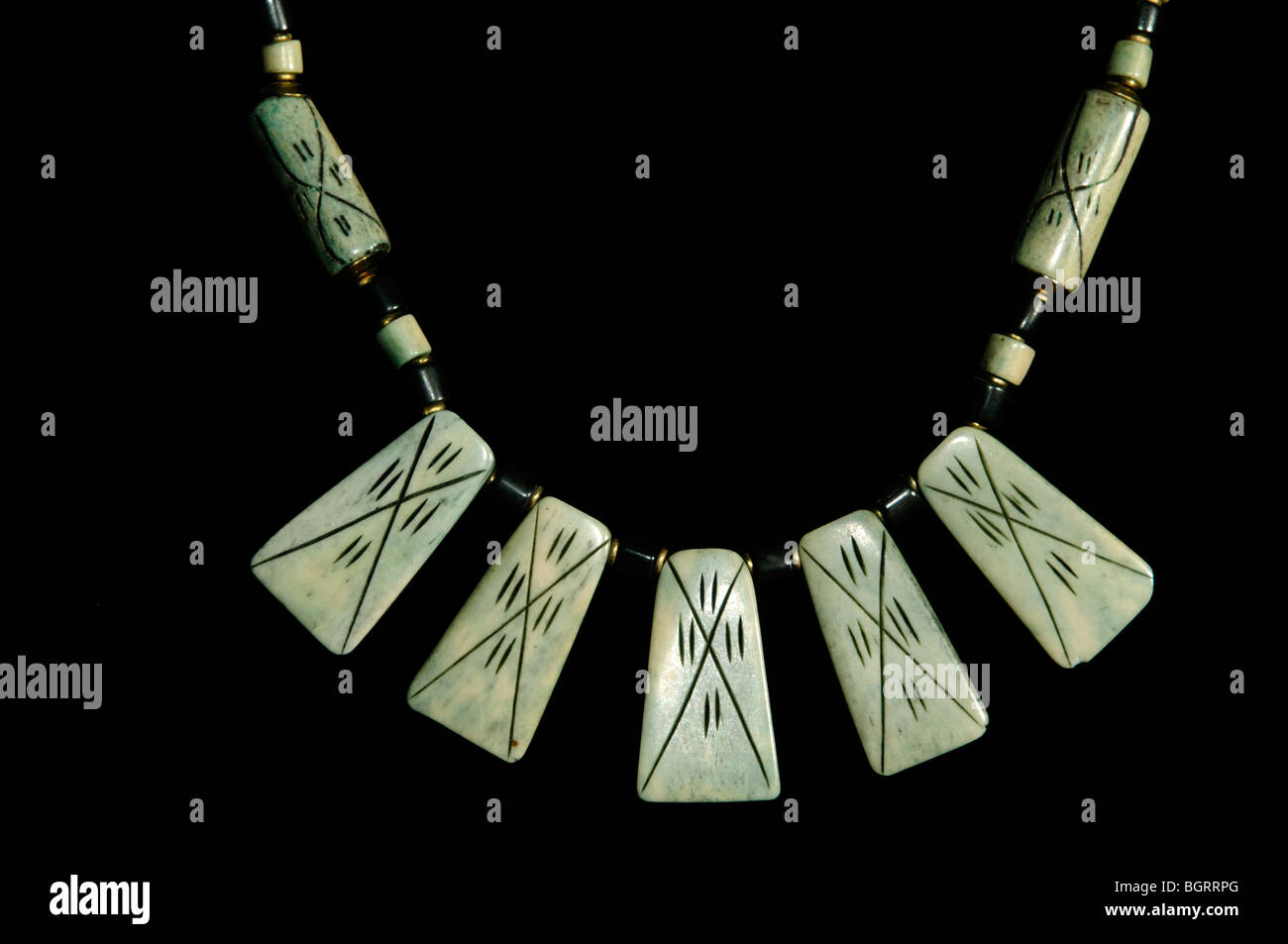 Neclace nel negozio di artigianato, Nairobi, Kenia Foto Stock