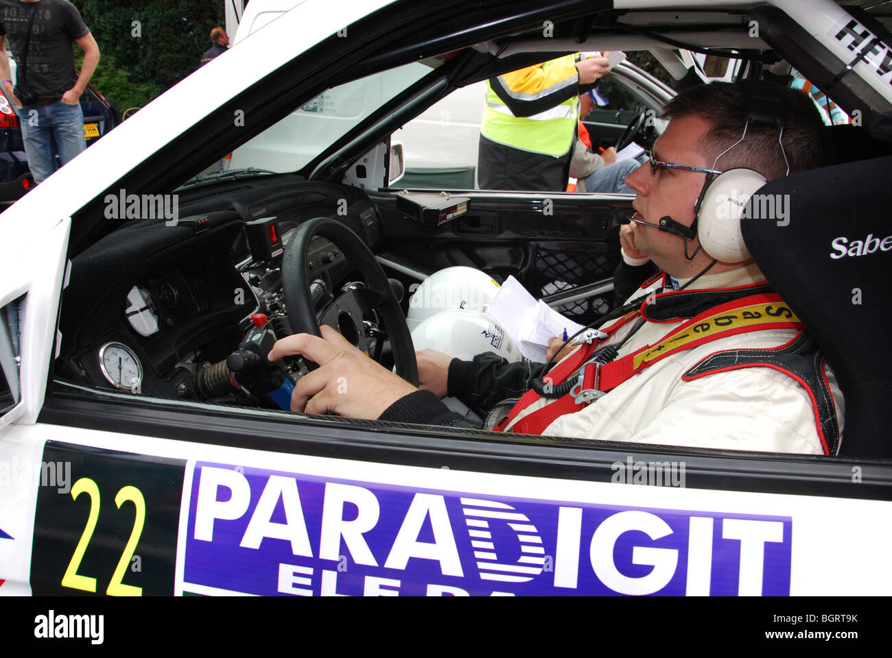 Ford Escort WRC del concorrente nr 22 di ritorno dalla speciale allo stadio di 2009 Paradigit ELE Rally, Paesi Bassi Foto Stock