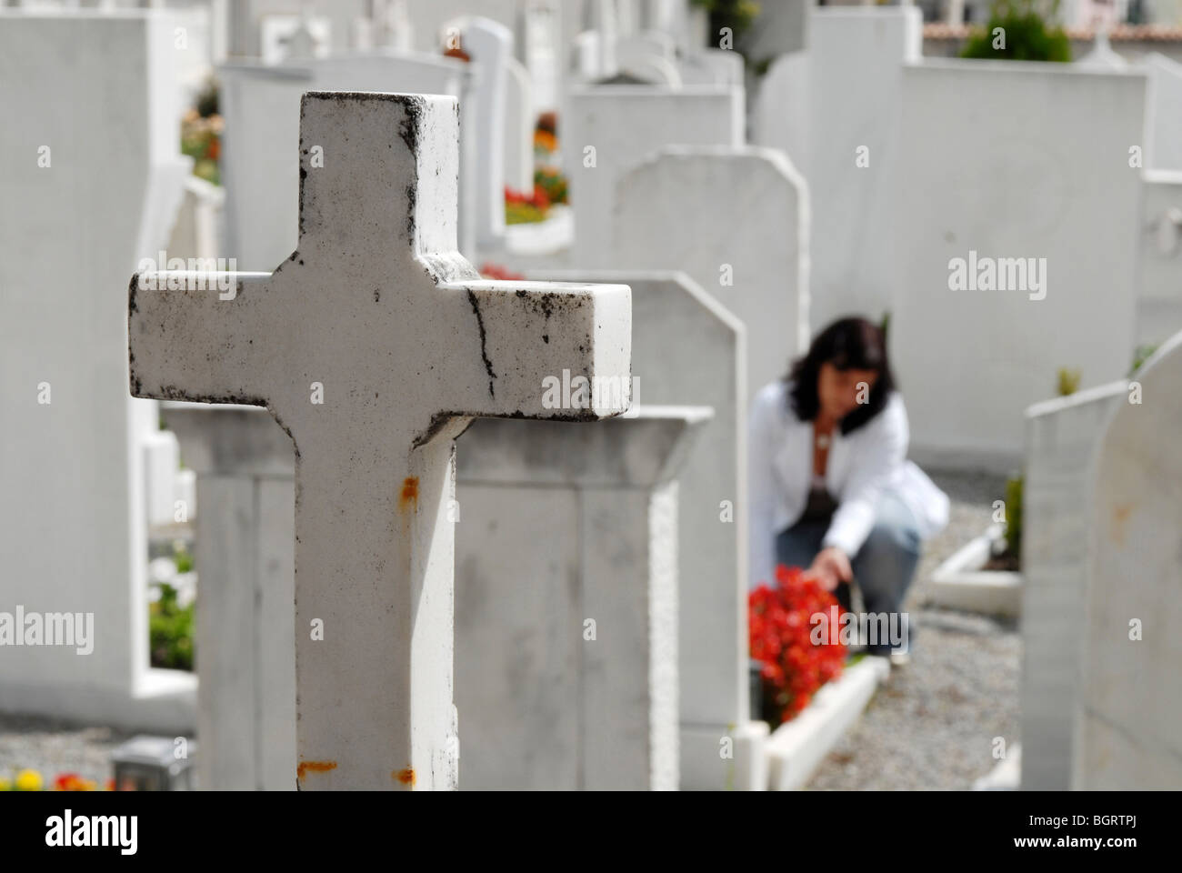 La donna in un cimitero, Lasa, Italia Foto Stock
