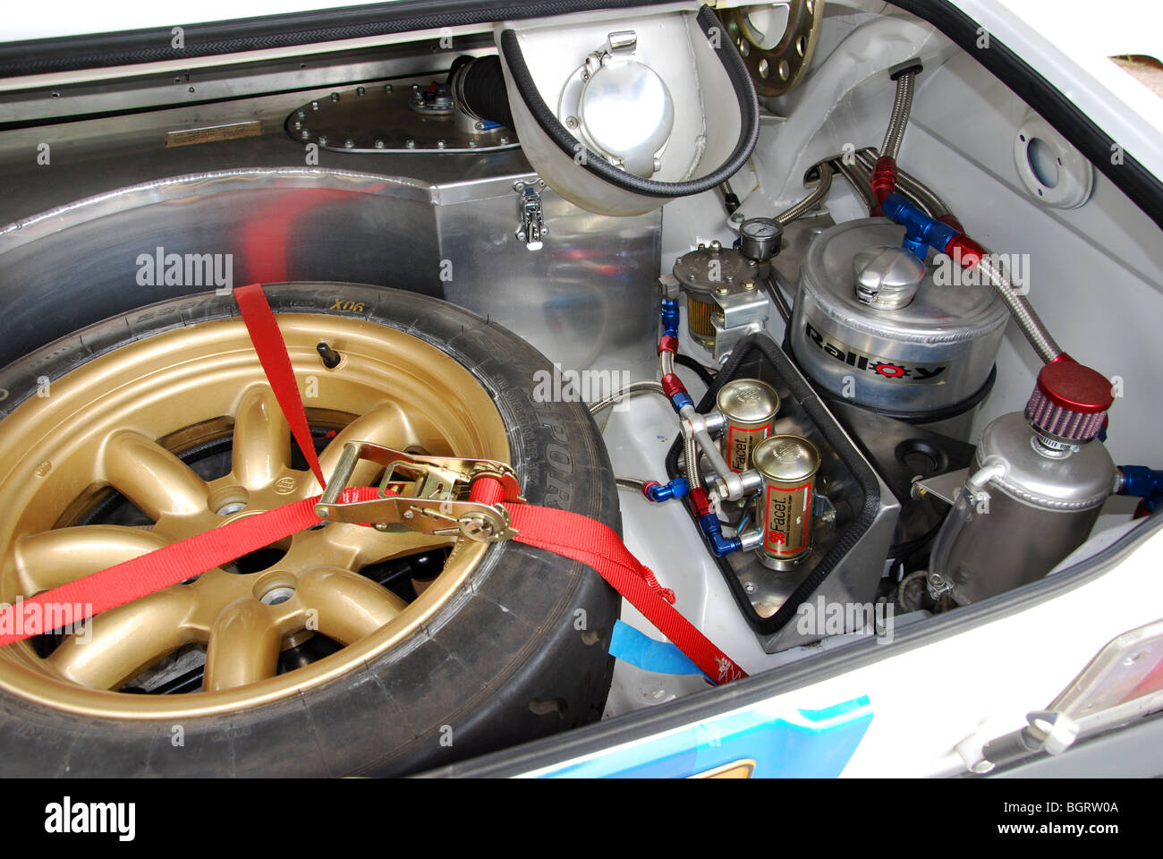 La ruota di scorta e attrezzature specializzate nel bagagliaio della Ford Escort Mk II BDA a 2009 Paradigit-ELE rally, Paesi Bassi Foto Stock