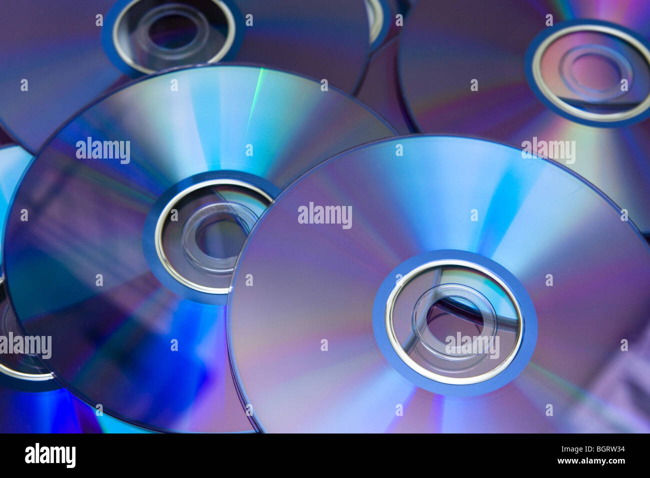 Una pila di CD DVD Blu-ray supporti il disco di archiviazione Foto Stock
